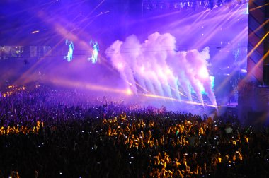 İnsan bir stadyumda bir konserinde kalabalığı
