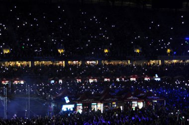 Ayrılık kalabalık insan David Guetta konser sırasında