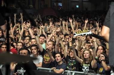 Headbang kalabalık bir rock konserinde