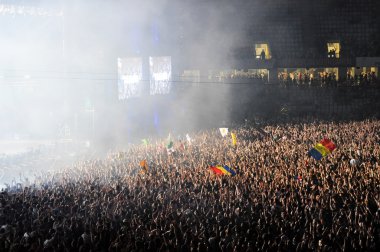 DJ Sahne Alanı'nda canlı bir gösterisi yapar