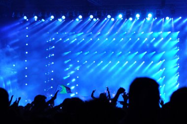 Kalabalık bir konserde ellerini yükselterek