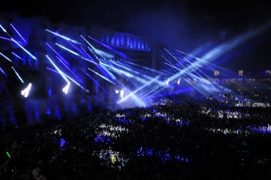 İnsan bir stadyumda bir konserinde kalabalığı