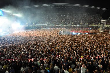 Stadyum parti insan kalabalığı ile tam