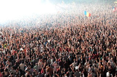 Ayrılık kalabalık insan David Guetta konser sırasında