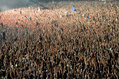 David Guetta konser sırasında Kişilik parti kalabalık