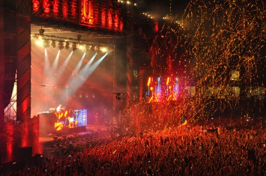 DJ Sahne Alanı'nda canlı bir gösterisi yapar
