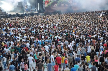 Kalabalık bir festival parti gençler