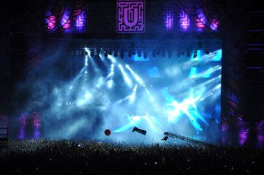 Parti kalabalık bir konserde