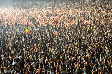 Stadyum parti insan kalabalığı ile tam