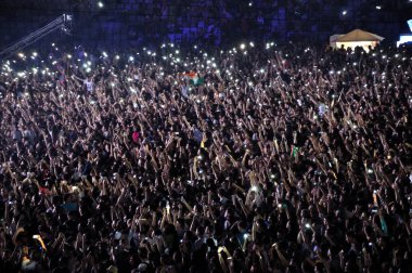 Parti kalabalık bir konserde