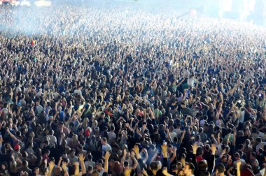 İnsanlar bir canlı konser