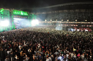 Parti kalabalık bir canlı konser