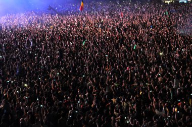 Ellerini bir konserde yükselterek insan kalabalığı