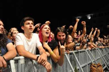 Headbang kalabalık bir rock konserinde