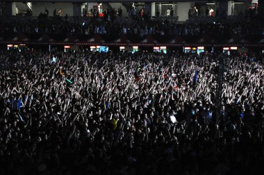Parti kalabalık bir canlı konser