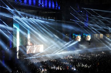 İnsan bir stadyumda bir konserinde kalabalığı