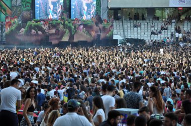 Tom Odell canlı gerçekleştirir