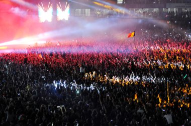 Ellerini bir konserde yükselterek insan kalabalığı