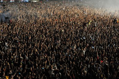 Ellerini bir konserde yükselterek insan kalabalığı