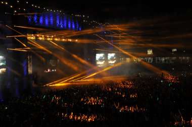 İnsan bir stadyumda bir konserinde kalabalığı
