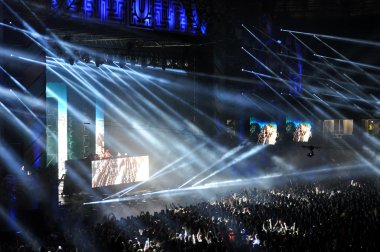 İnsan bir stadyumda bir konserinde kalabalığı