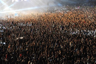 Parti kalabalık bir konserde