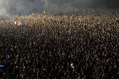 Kalabalık parti insanların eğleniyor