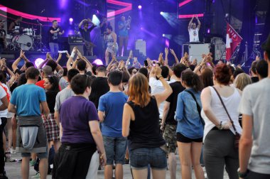 Canlı konser, parti insanlar