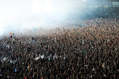İnsan bir stadyumda bir konserinde kalabalığı