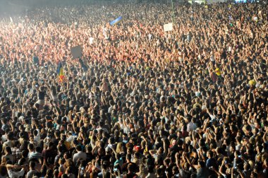 Ayrılık kalabalık insan David Guetta konser sırasında