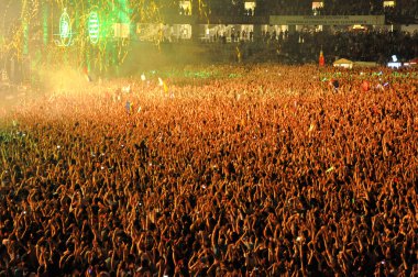 Stadyum parti insan kalabalığı ile tam