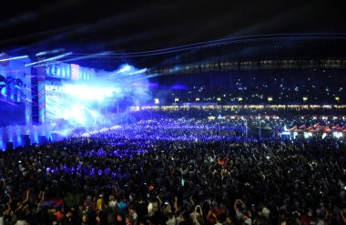 Parti kalabalık bir konserde