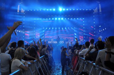 Kalabalık bir rap konseri