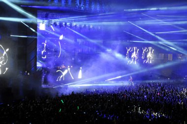 İnsan bir stadyumda bir konserinde kalabalığı