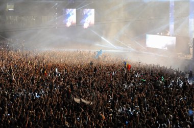Parti kalabalık bir konserde