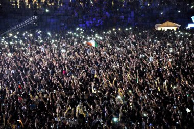 İnsanlar bir canlı konser