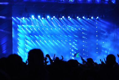 Kalabalık bir konserde ellerini yükselterek