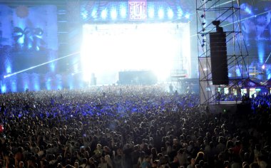 İnsanlar bir canlı konser