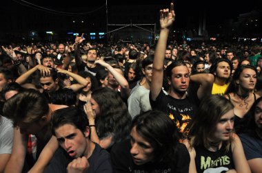 Headbang kalabalık bir rock konserinde
