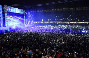 Parti kalabalık bir konserde