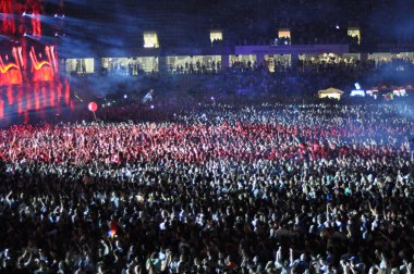 Parti kalabalık bir konserde