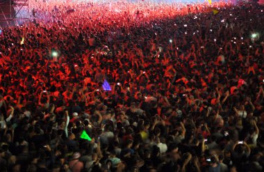 Parti kalabalık bir konserde
