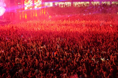 Parti kalabalık bir konserde