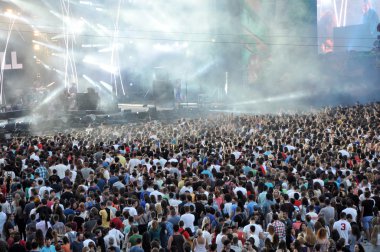 Bir stadyumda bir canlı konser kalabalık