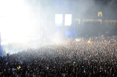 Stadyum parti insan kalabalığı ile tam