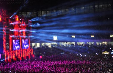 İnsanlar bir canlı konser