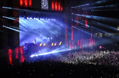 Parti kalabalık bir konserde