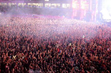 İnsanlar bir canlı konser