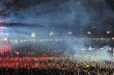 Parti kalabalık bir konserde