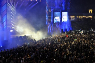 Parti kalabalık konser dans